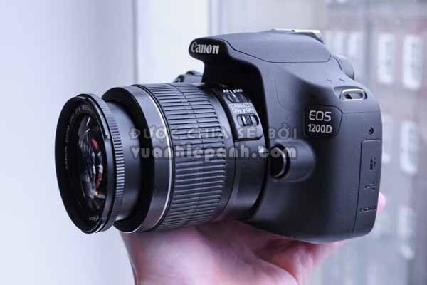 Trong khi các dòng máy ảnh phổ thông tiếp tục bị sụt giảm doanh số vì smartphone, thị trường DSLR vẫn tiếp tục lớn mạnh hơn bao giờ hết. Canon EOS 1200D là sản phẩm phục vụ cho xu hướng này.