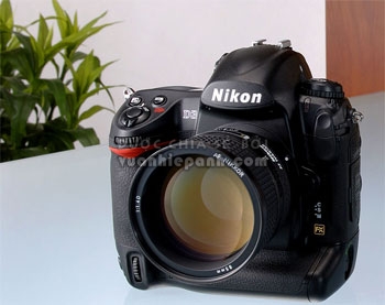 D3 là chiếc D-SLR đầu tiên của Nikon được trang bị cảm biến full-frame. Ảnh: Khosoof.