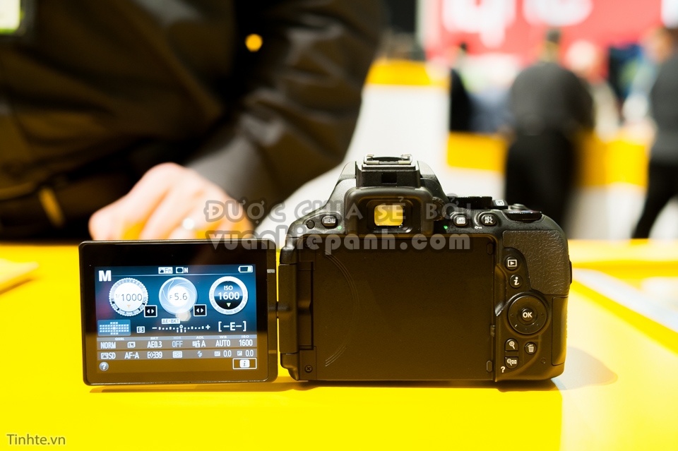 Tinhte.vn-Tren-tay-Nikon-D5500-CES-2015-9.