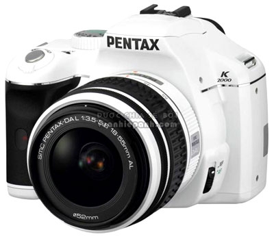 Pentax K2000 có thêm phiên bản màu trắng. Ảnh: Engadget.