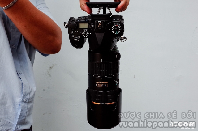 Treo ngược ống kính Pentax 60-250mm F4 DA.