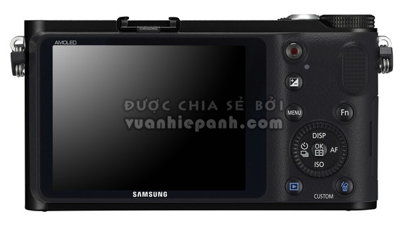Samsung NX210 với màn hình LCD 3'' 