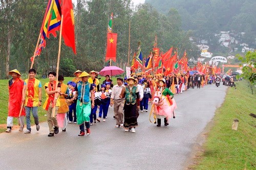 Tưng bừng du xuân lễ hội Đền Vua Mai ở Nghệ An